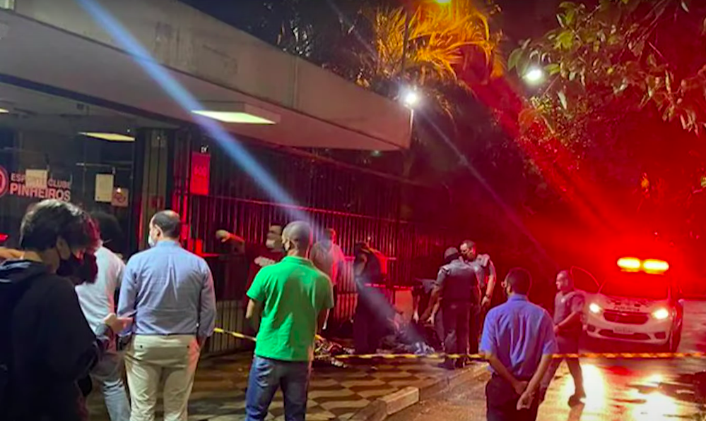 Polícias na frente do Clube Pinheiros, onde um homem foi assaltado e baleado