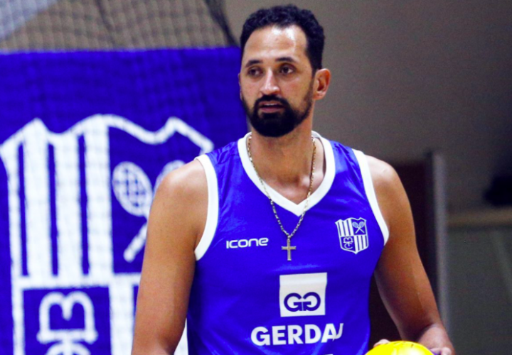O jogador de vôlei Maurício Souza em quadra com o uniforme do Minas Tênis Clube