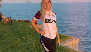 Carol Portaluppi posando com a camisa do Flamengo