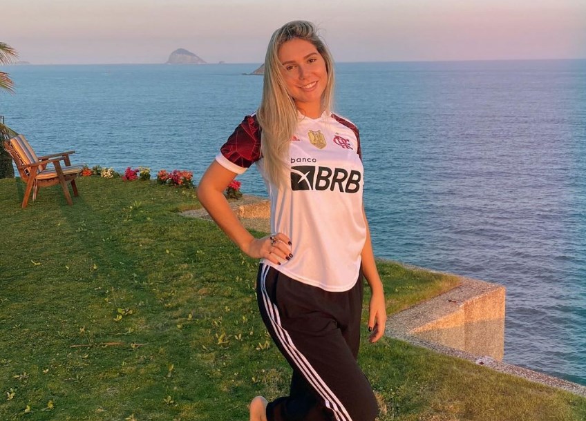 Carol Portaluppi posando com a camisa do Flamengo