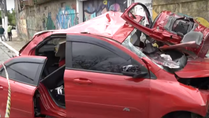 Carro vermelho destruído após batida
