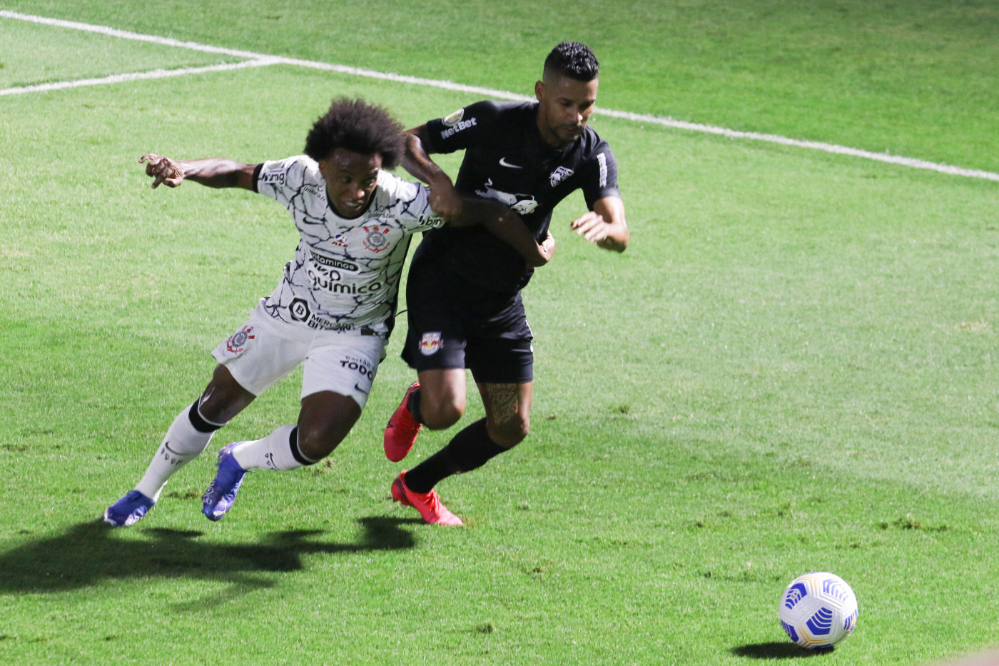 Willian, do Corinthians, e Fabrício Bruno, do Bragantino, disputam a bola em partida de futebol