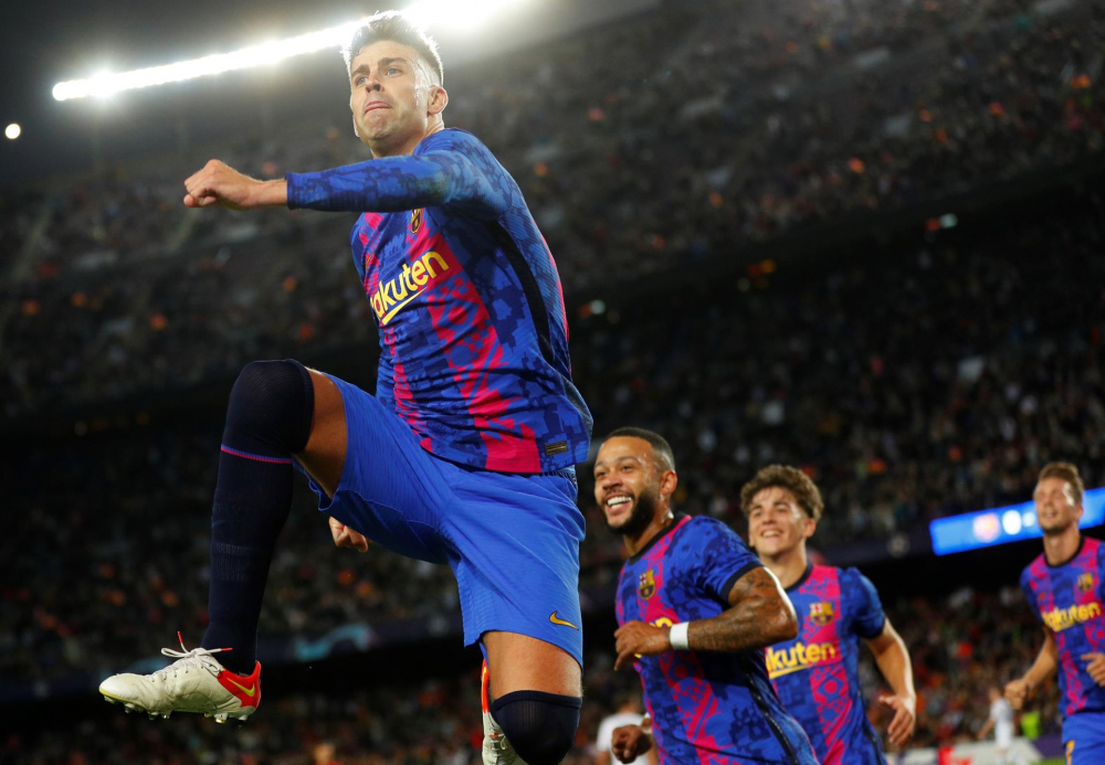 Gerard Piqué comemora gol do Barcelona contra o Dínamo de Kiev