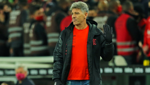 Renato Gaúcho comandando o Flamengo em partida contra o Athletico-PR, pela Copa do Brasil