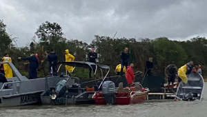 Homens e equipamentos durante operação no Pantanal