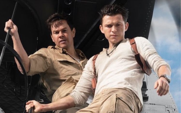 Tom Holland prepara drink e luta com criminosos em clipe de “Uncharted: Fora  do Mapa”