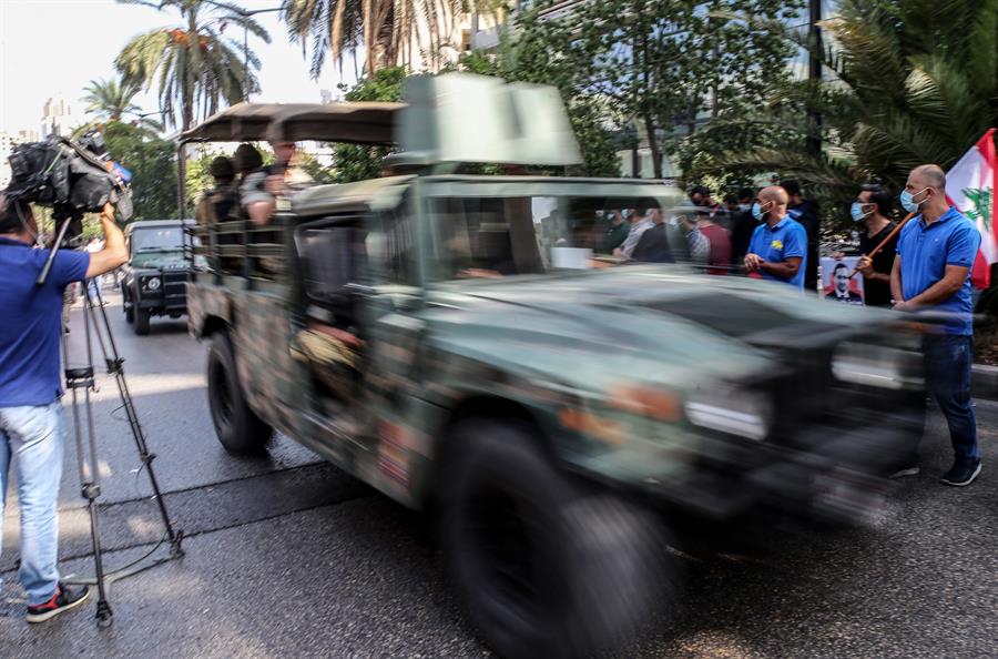 veículo militar passa no meio de multidão no Líbano