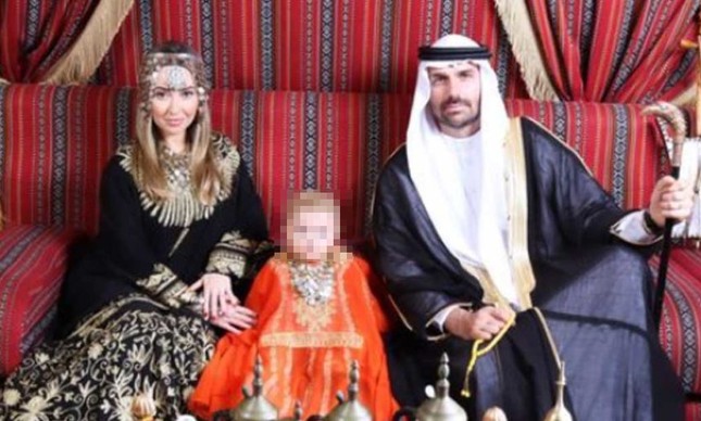 Eduardo Bolsonaro e família vestidos com trajes árabes