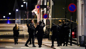 policiais na rua em busca de suspeito de crimes com arco e flecha na noruega