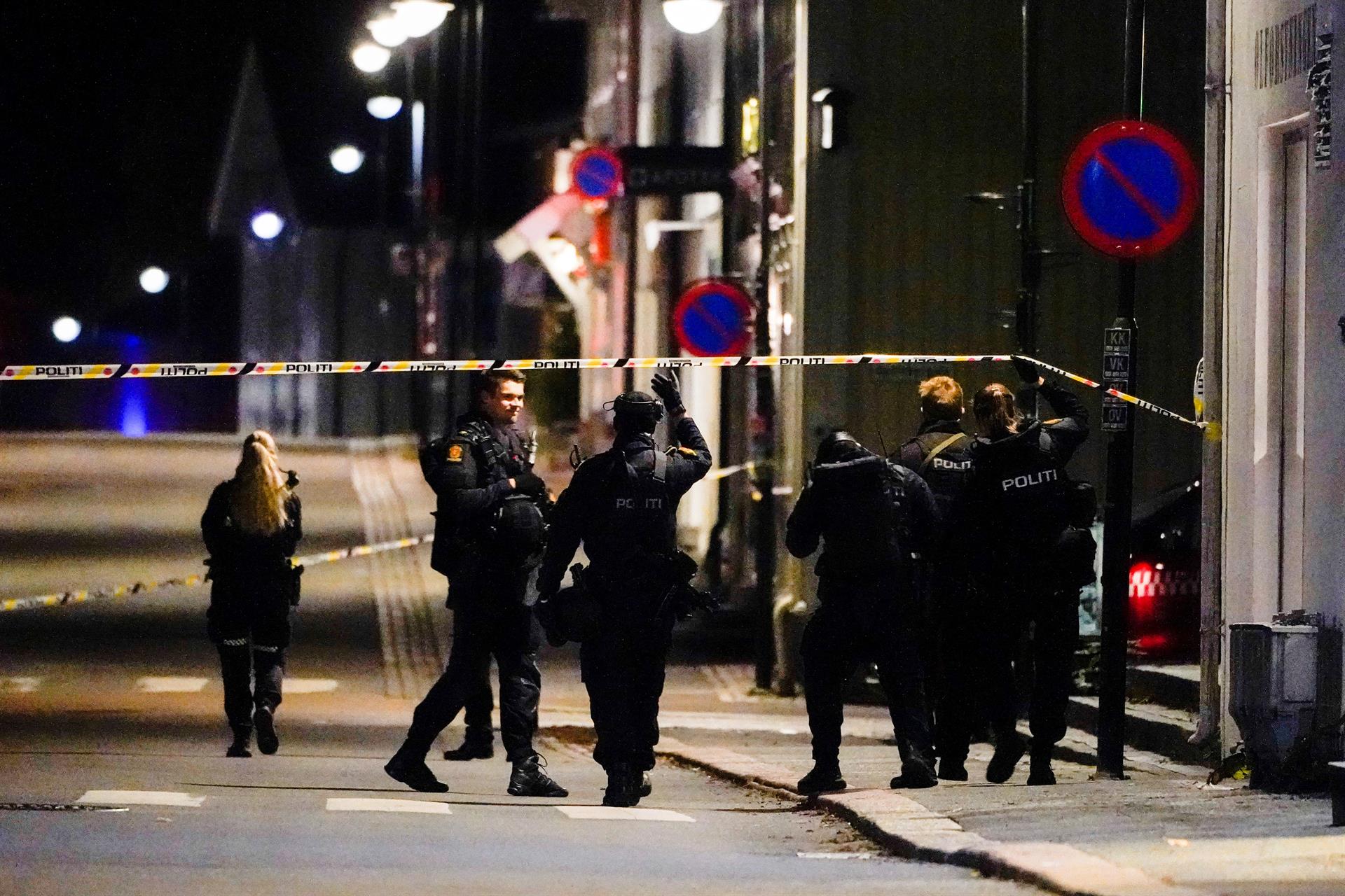 policiais na rua em busca de suspeito de crimes com arco e flecha na noruega