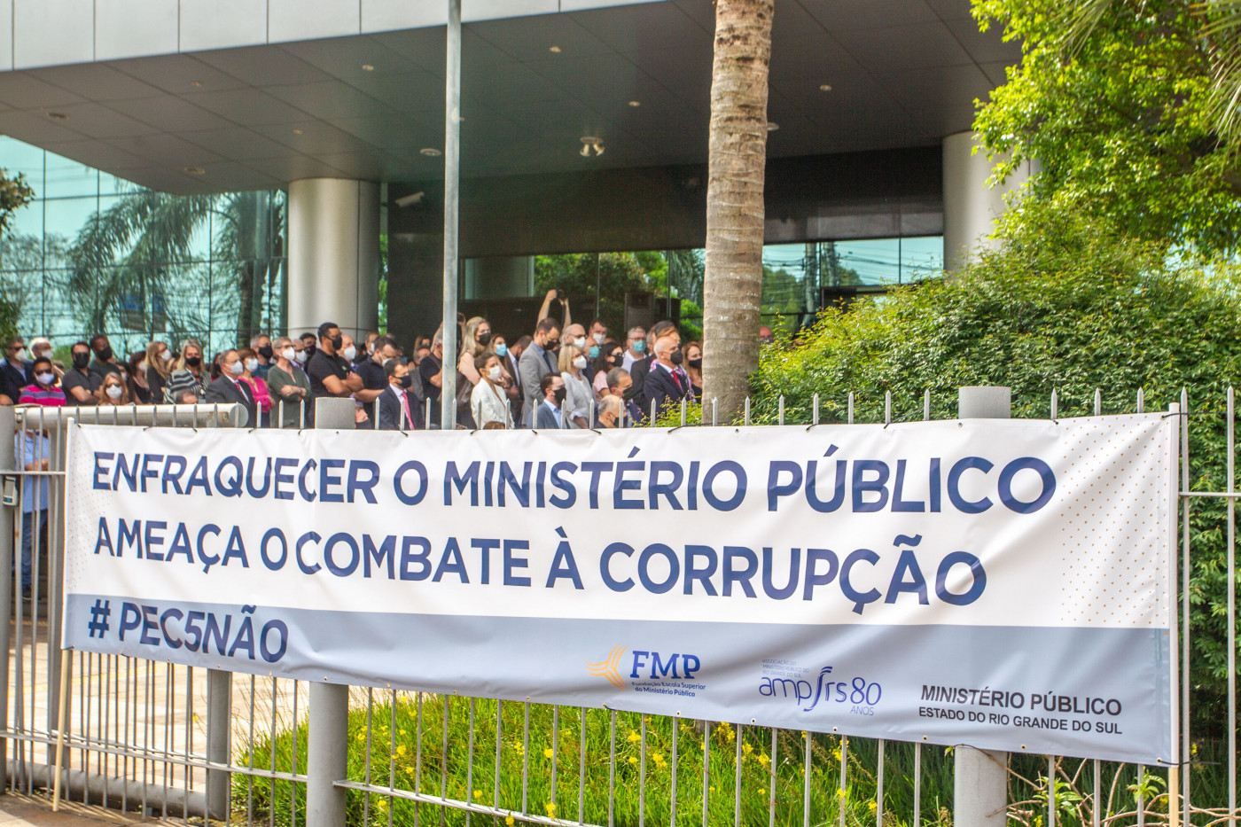 Movimento de manifestantes contra a PEC 5 em frente à ao prédio sede institucional do Ministério Público do Rio Grande do Sul