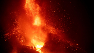 vulcão em erupção na ilha de cumbre vieja