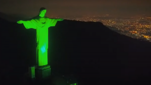 Cristo Redentor é iluminado de verde