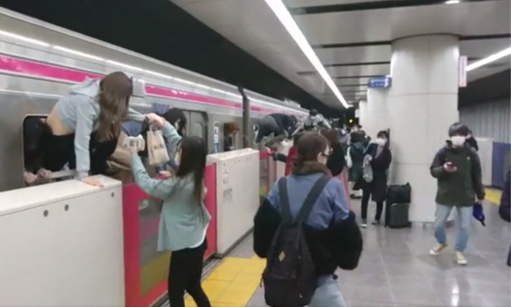 Passageiros pulam de janela de trem no Japão