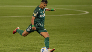 Gabriel Menino se prepara para bater falta durante partida do Palmeiras