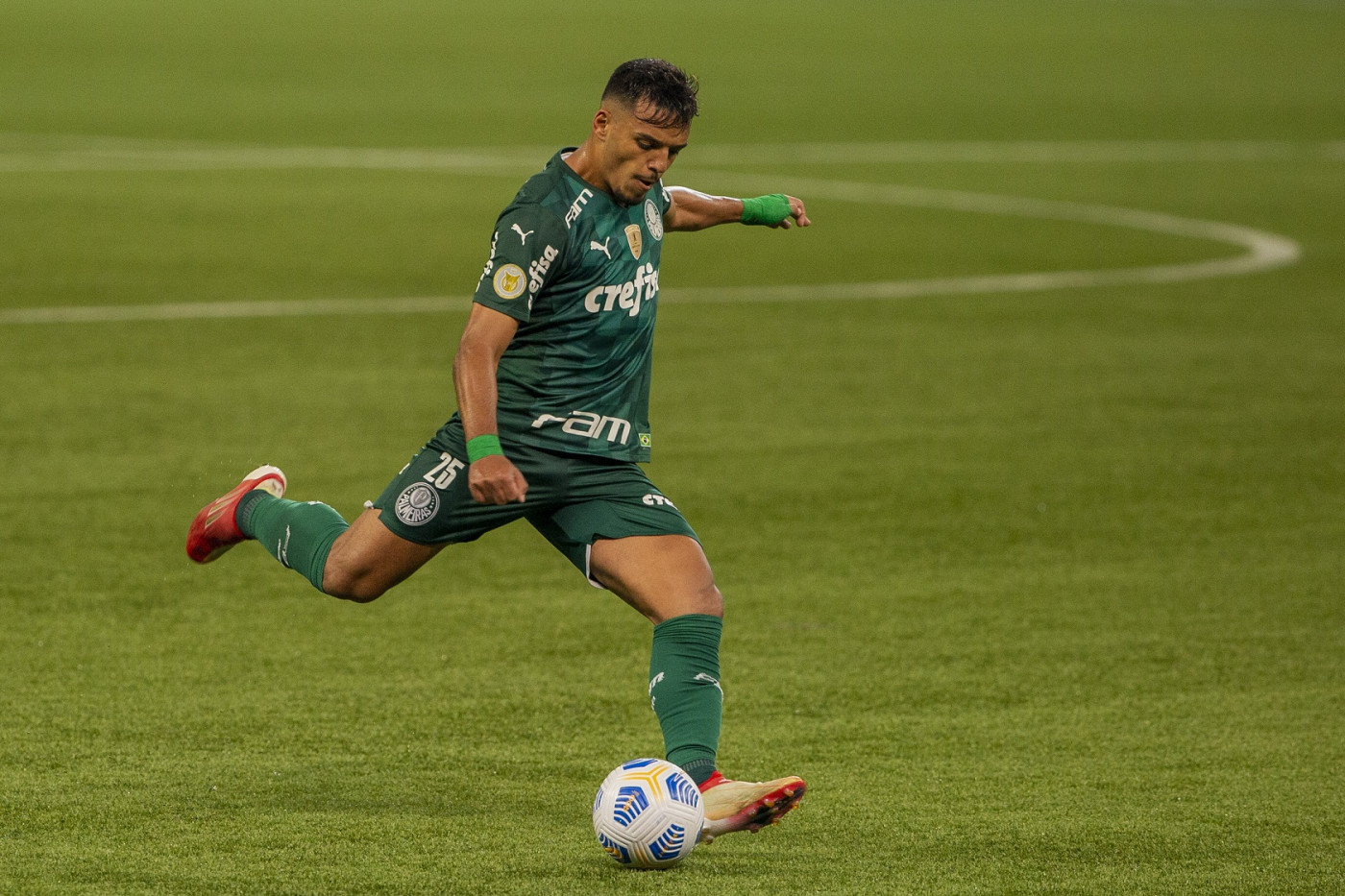 Gabriel Menino se prepara para bater falta durante partida do Palmeiras