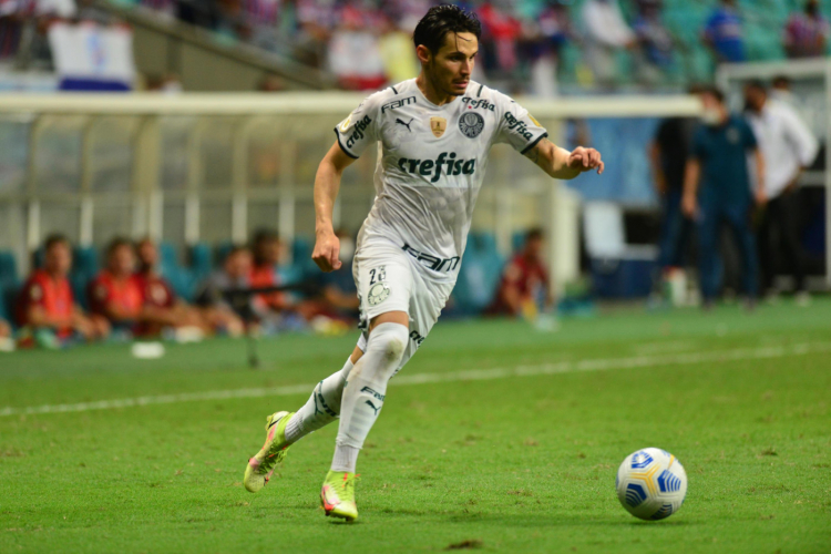 Raphael Veiga carrega bola durante partida entre Palmeiras e Bahia