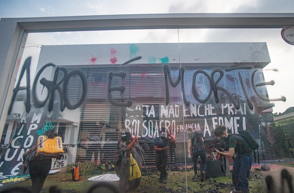 Uma casa, sede de associação agropecuária, é ocupada por manifestantes antigovernistas, pichada na fachada com a frase 