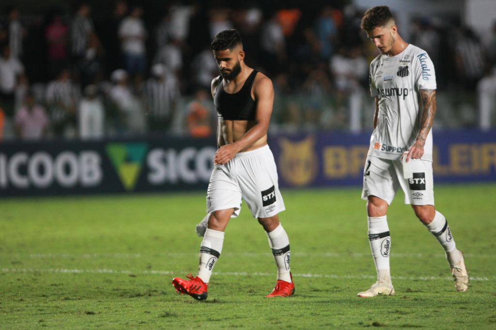 Jogadores do Santos lamentam derrota para o América-MG