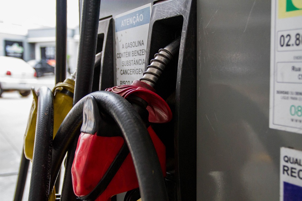 Mangueira de combustível presa à bomba em um posto de gasolina