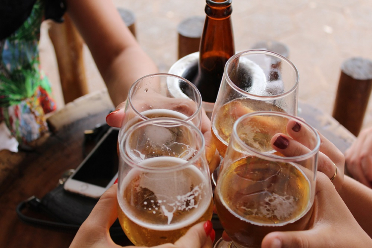 Com aumento de 24% nas vendas em 2023, consumo de cerveja sem álcool dispara no Brasil