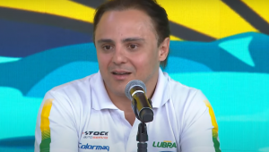 Felipe Massa fala no microfone no estúdio do programa Pânico
