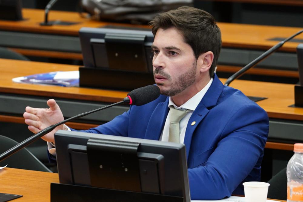 O deputado Júnior Bozzella no plenário da Câmara dos Deputados