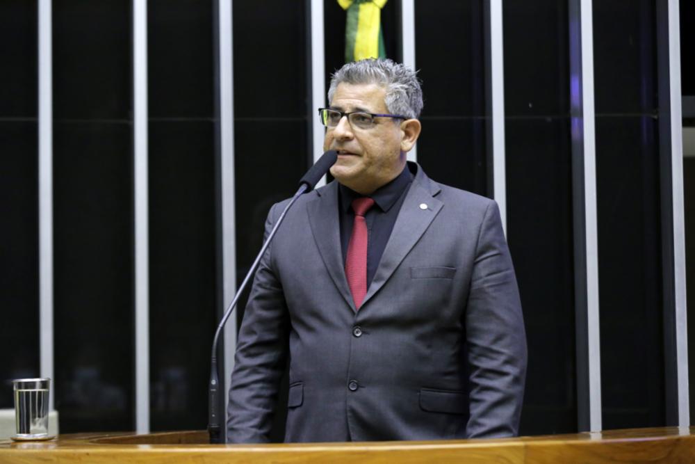 O deputado Nereu Crispim falando em plenário na Câmara dos Deputados