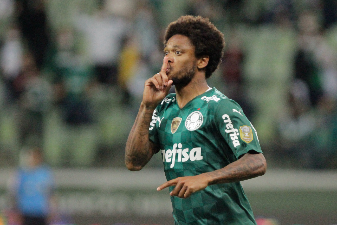 Luiz Adriano fez gesto de silêncio para a torcida do Palmeiras na comemoração do gol contra o Sport