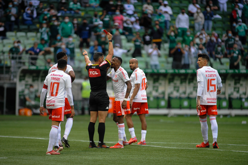 Edenílson foi expulso da partida entre Palmeiras x Internacional