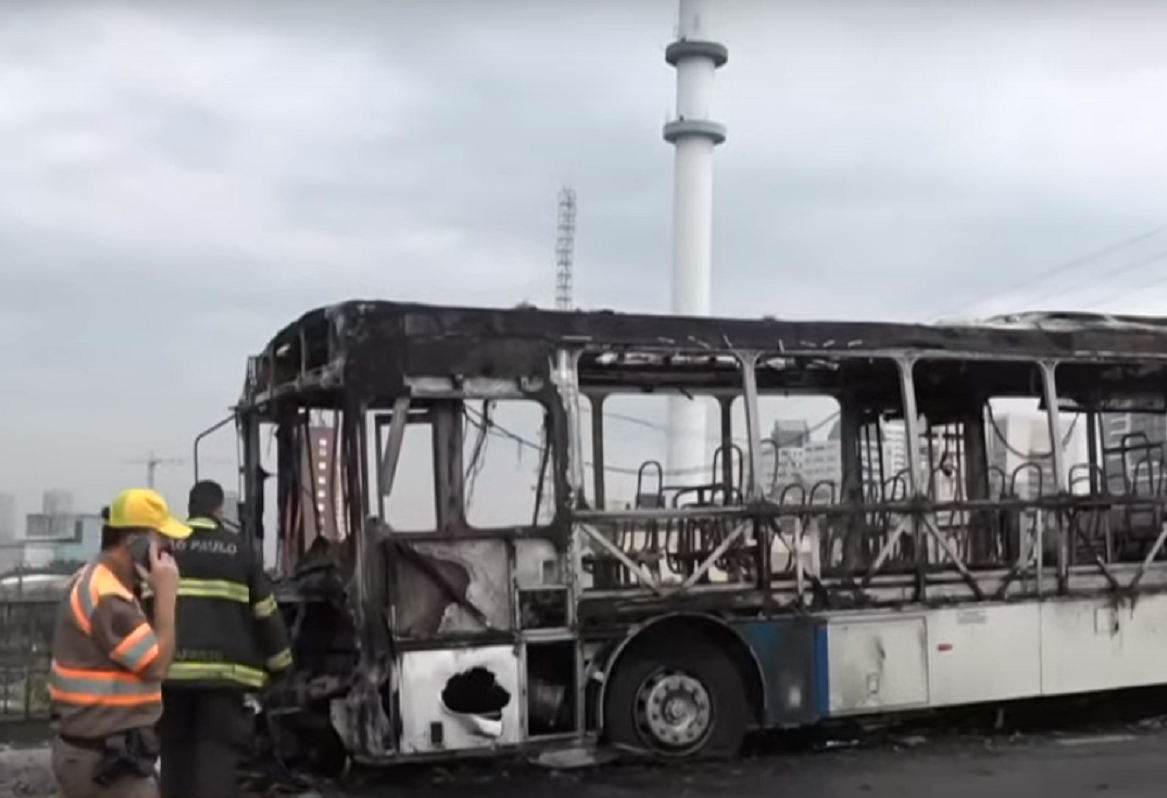 Carcaça do ônibus após incêndio