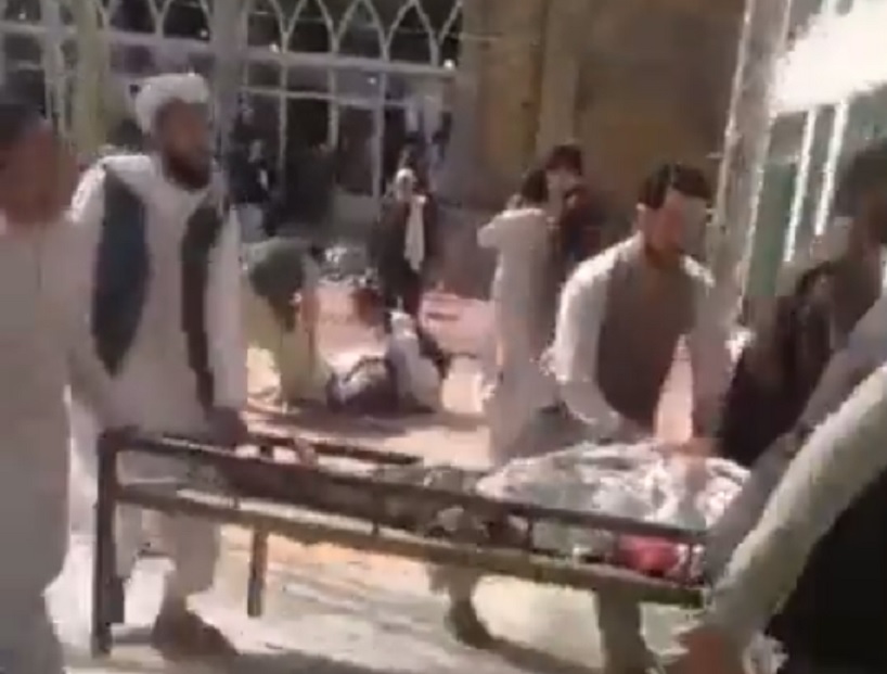 pessoa socorrendo feridos em mesquita no afeganistão
