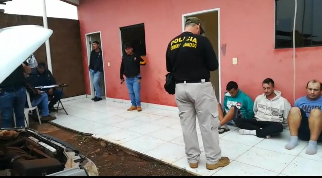 Policiais paraguaios conversam com os presos acusados de participar de execuções