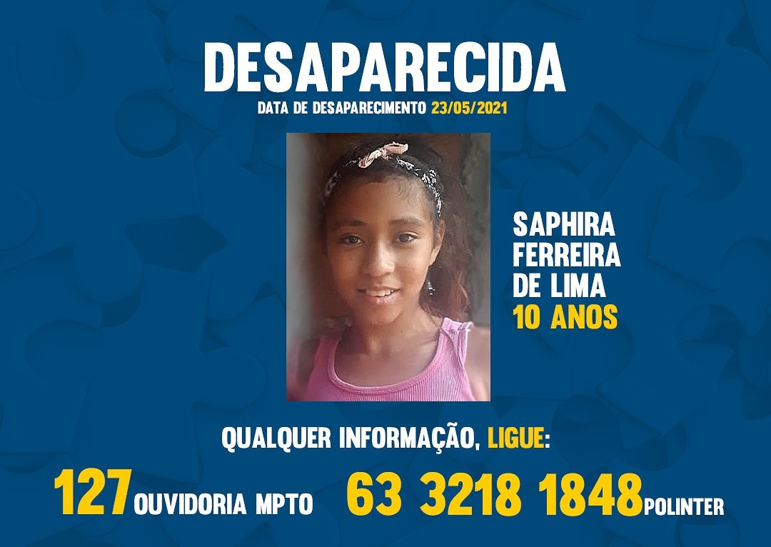 Cartaz azul com informações e uma foto central de uma criança que desapareceu. Ela usa blusa rosa, sorri e tem o cabelo preso em um rabo de cavalo