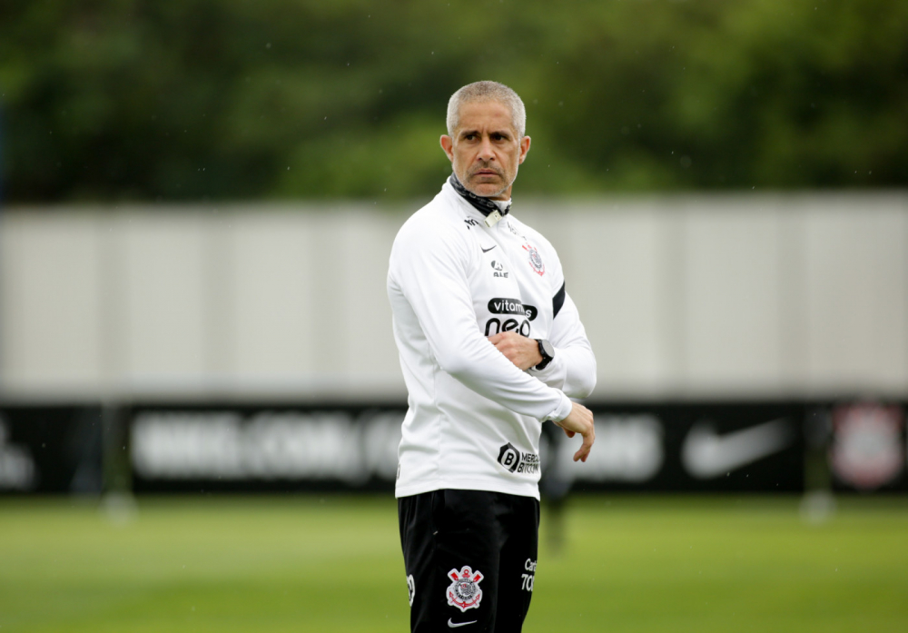 Sylvinho durante treino do Corinthians