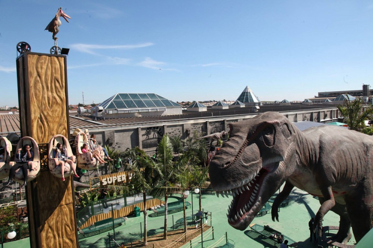 Tironossauro rex gigante decora o T-Rex-Park, quando atração estava em Campinas (shopping é visto ao fundo)