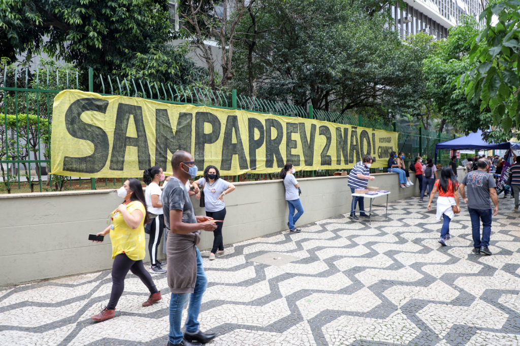 Servidores públicos municipais de São Paulo se manifestam contra a reforma da previdência municipal, denominada Sampaprev 2
