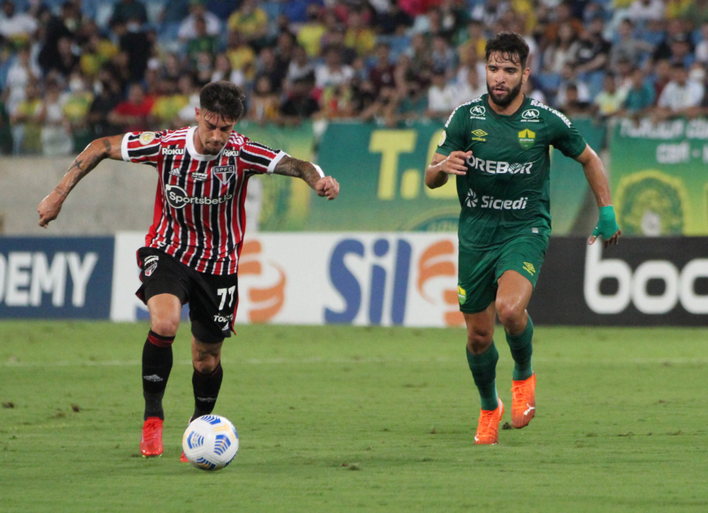 Pepê (à direita), do Cuiabá, marcando Emiliano Rigoni, do São Paulo, durante partida do Brasileirão