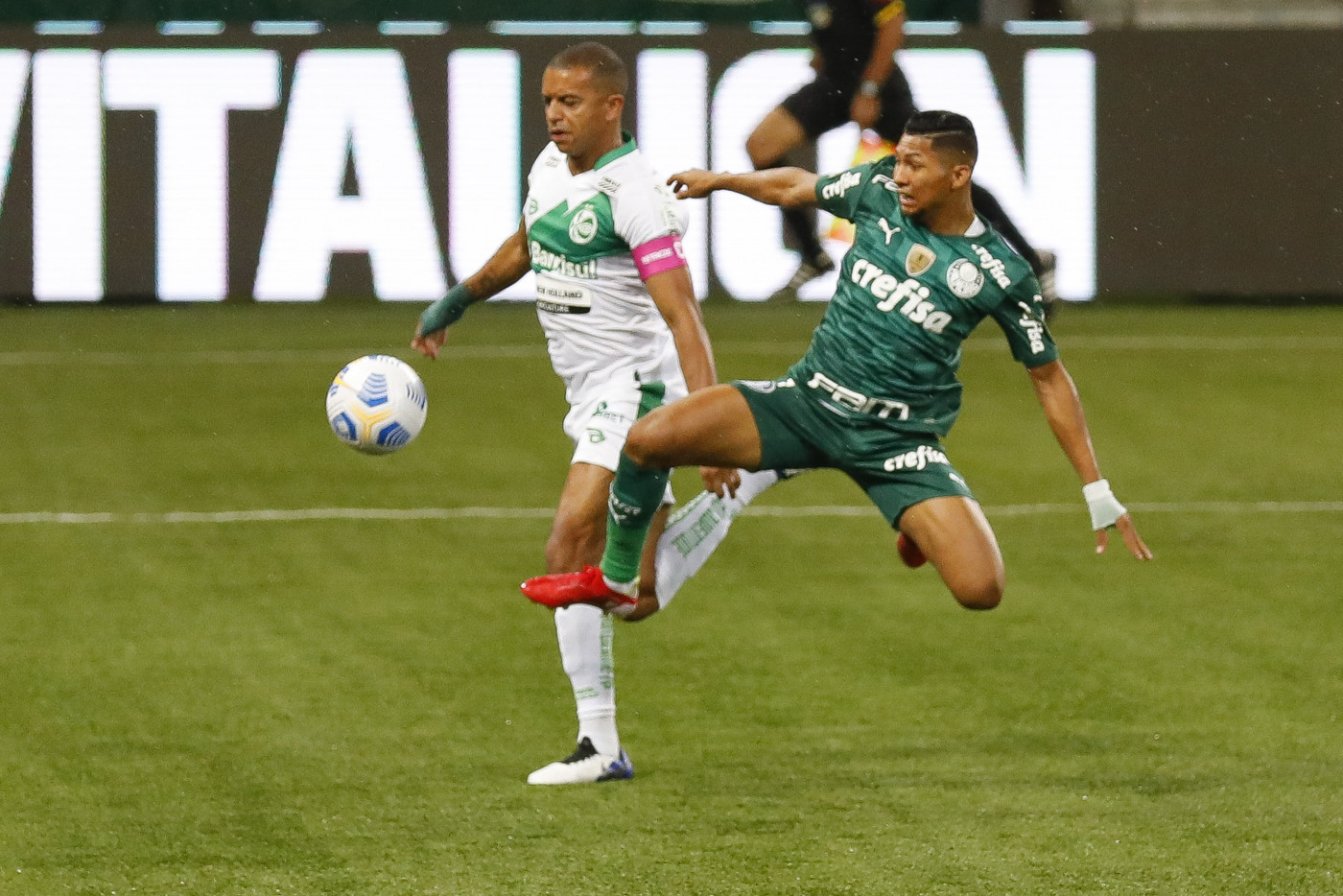 Rony disputa bola com defensor do Juventude durante partida do Campeonato Brasileiro