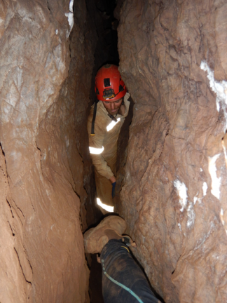 Pesquisadores escavando a Caverna Rising Star