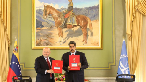 Presidente Nicolás Maduro ao lado do promotor do Tribunal de Penal Internacional