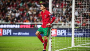 Cristiano Ronaldo lamentando derrota de Portugal para a Sérvia