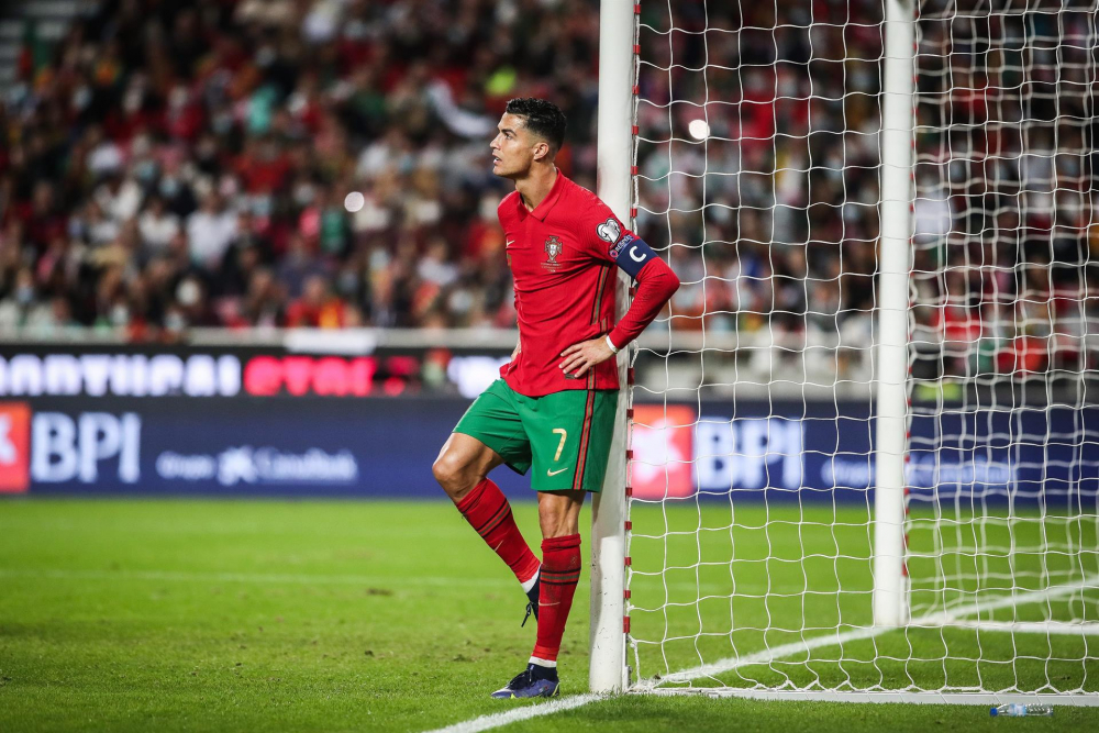 Cristiano Ronaldo lamentando derrota de Portugal para a Sérvia