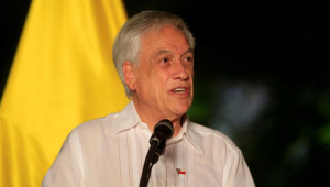 O presidente do CHile, Sebastián Piñera, falando ao microfone