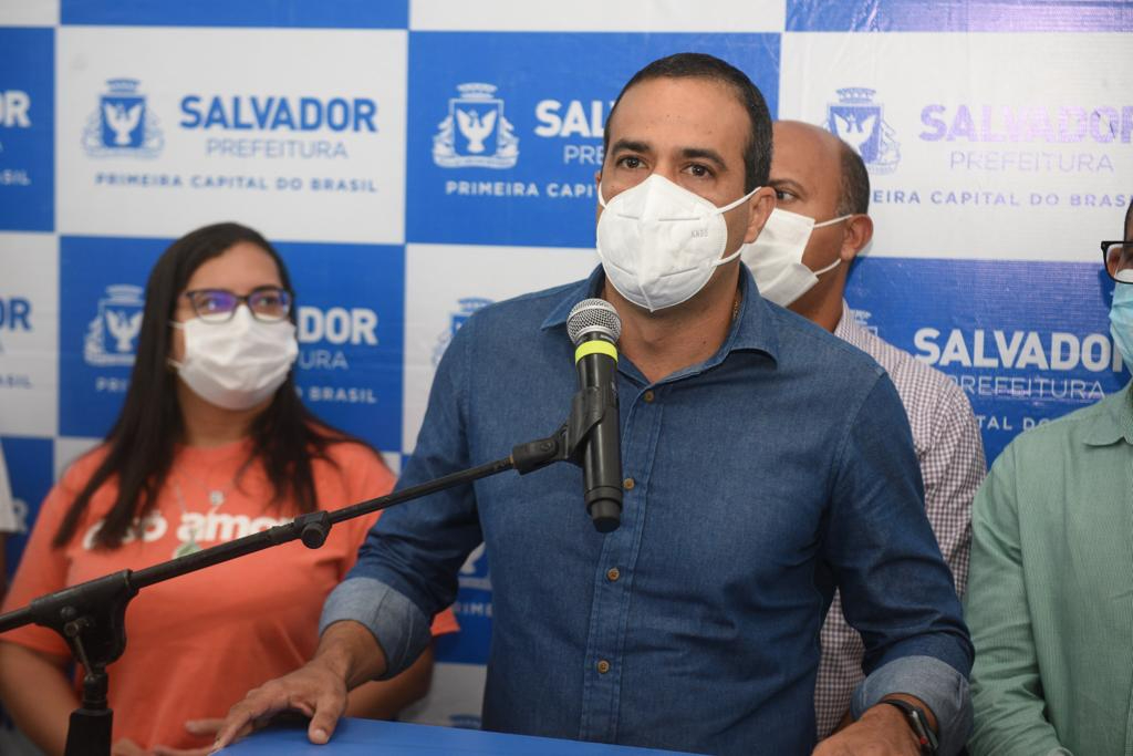 O prefeito de Salvador, Bruno Reis, anunciando o cancelamento da festa de Reveillon