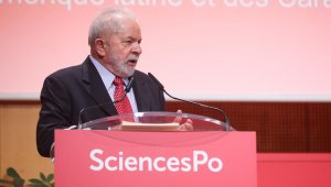 Lula de terno discursando em conferência do instituto SciencesPo, em Paris