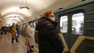 Pessoas esperando vagão de metrô na Rússia