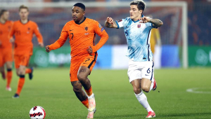 Jogador holandês Bergwijn conduz a bola enquanto é marcado por adversário da Noruega