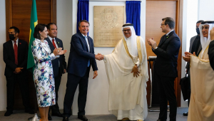 O presidente Jair Bolsonaro cumprimenta homem com vestimentas típicas árabes durante a cerimônia de inauguração de embaixada brasileira no Bahrein