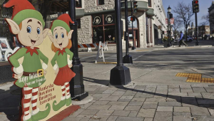 Uma placa com dois duendes desejando "Feliz Feriado" em uma rua da cidade de Waukesha, no estado Wisconsin, nos Estados Unidos, onde uma atropelamento deixou seis mortos